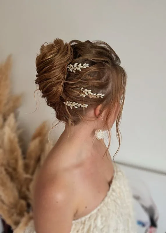 Chignon haut texturé orné de bijoux de perles