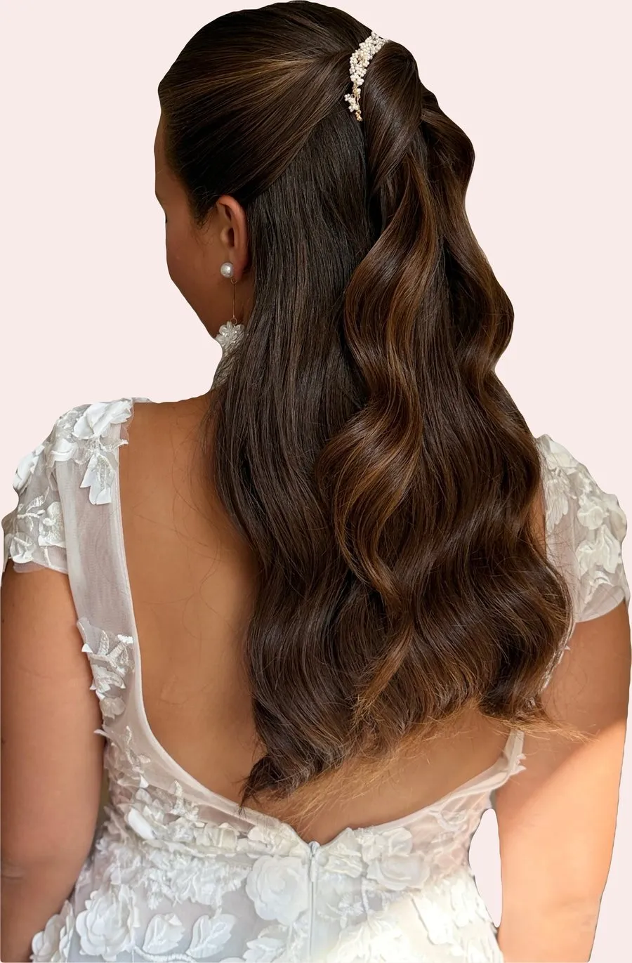 Demi-attaché aux longues ondulations, bijou de perles