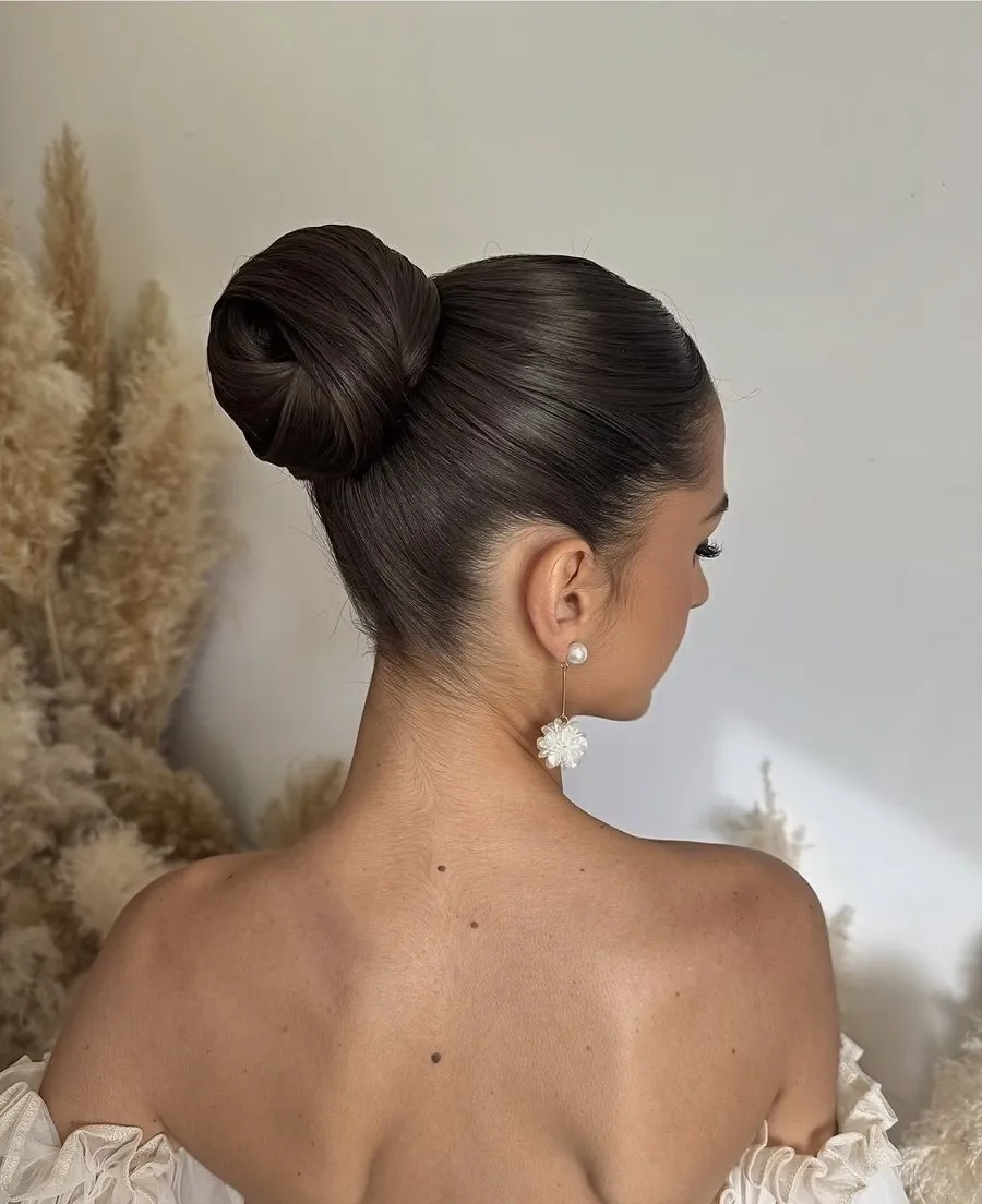 Chignon haut lisse et net, boucle d'oreille fleur