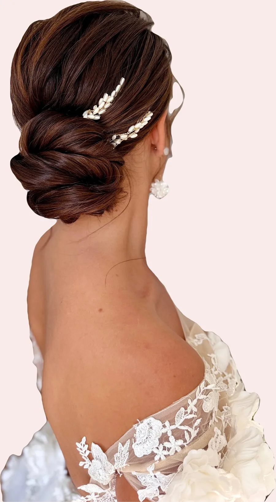 Chignon bas torsadé sur cheveux auburn, pics de perles