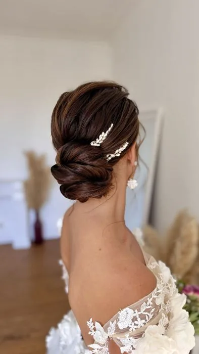Chignon bas glamour, coiffure de mariée lisse et élégante