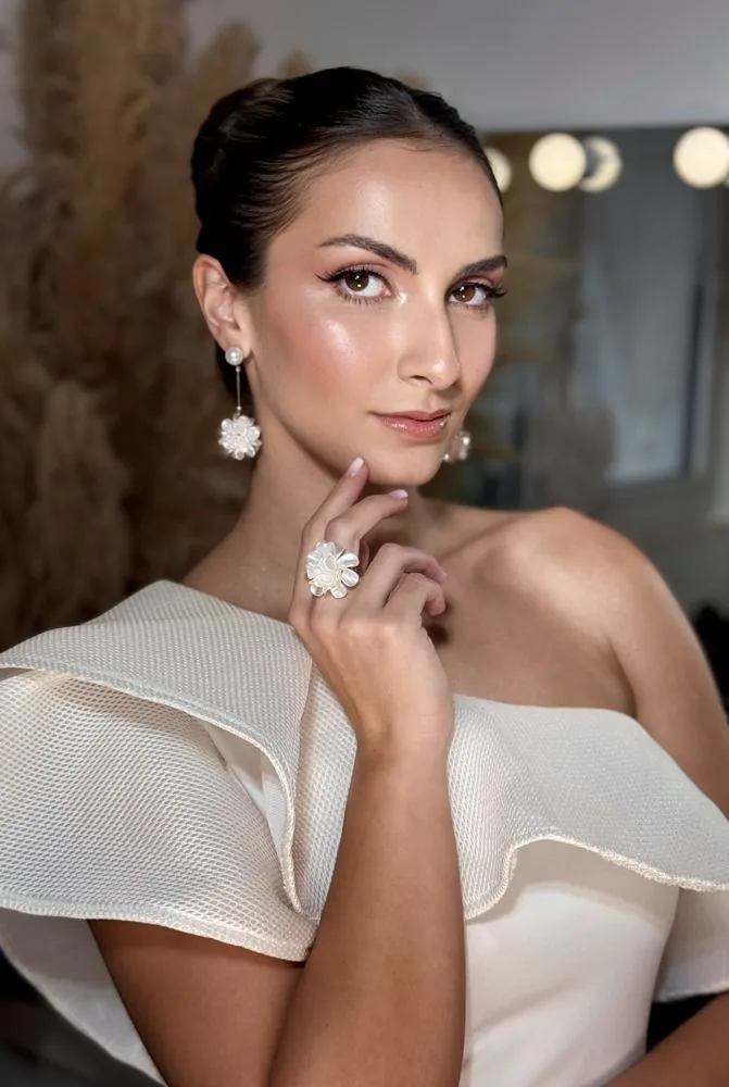 Mariée au teint glowy et au trait d'eye-liner, maquillage longue tenue