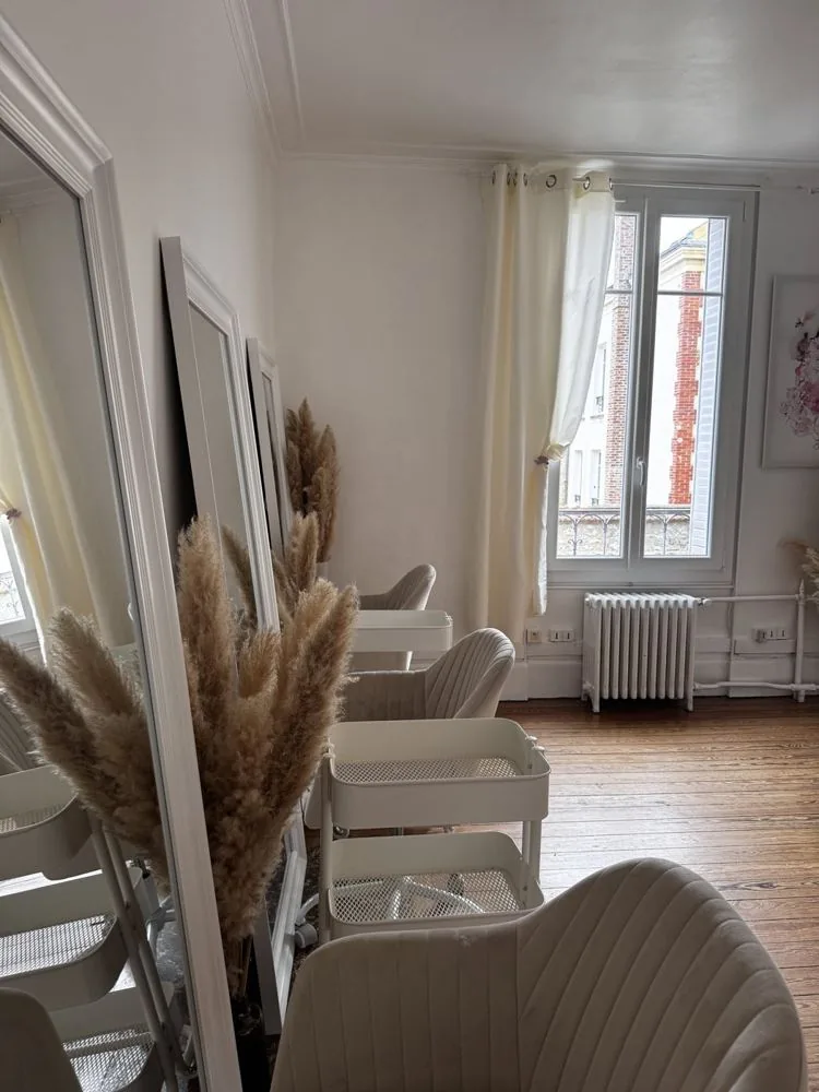 Le studio de Fontainebleau : miroirs, fauteuils et postes de travail