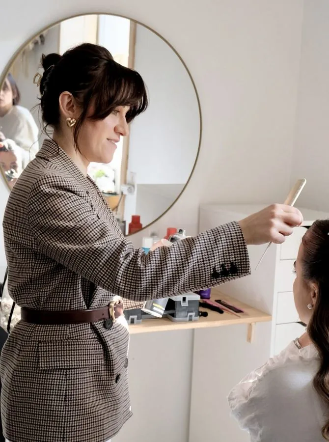 Agata en train de coiffer une stagiaire au studio