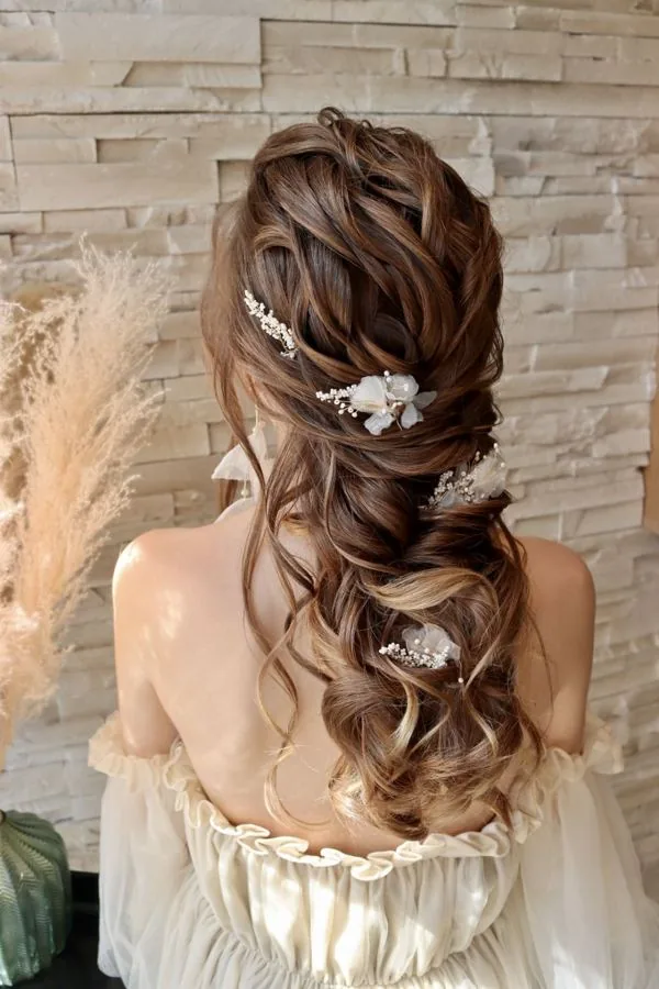 Tresse bohème volumineuse ornée de fleurs et de perles