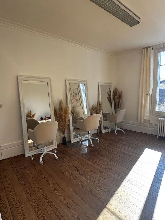 Le studio de Fontainebleau : miroirs, fauteuils et parquet
